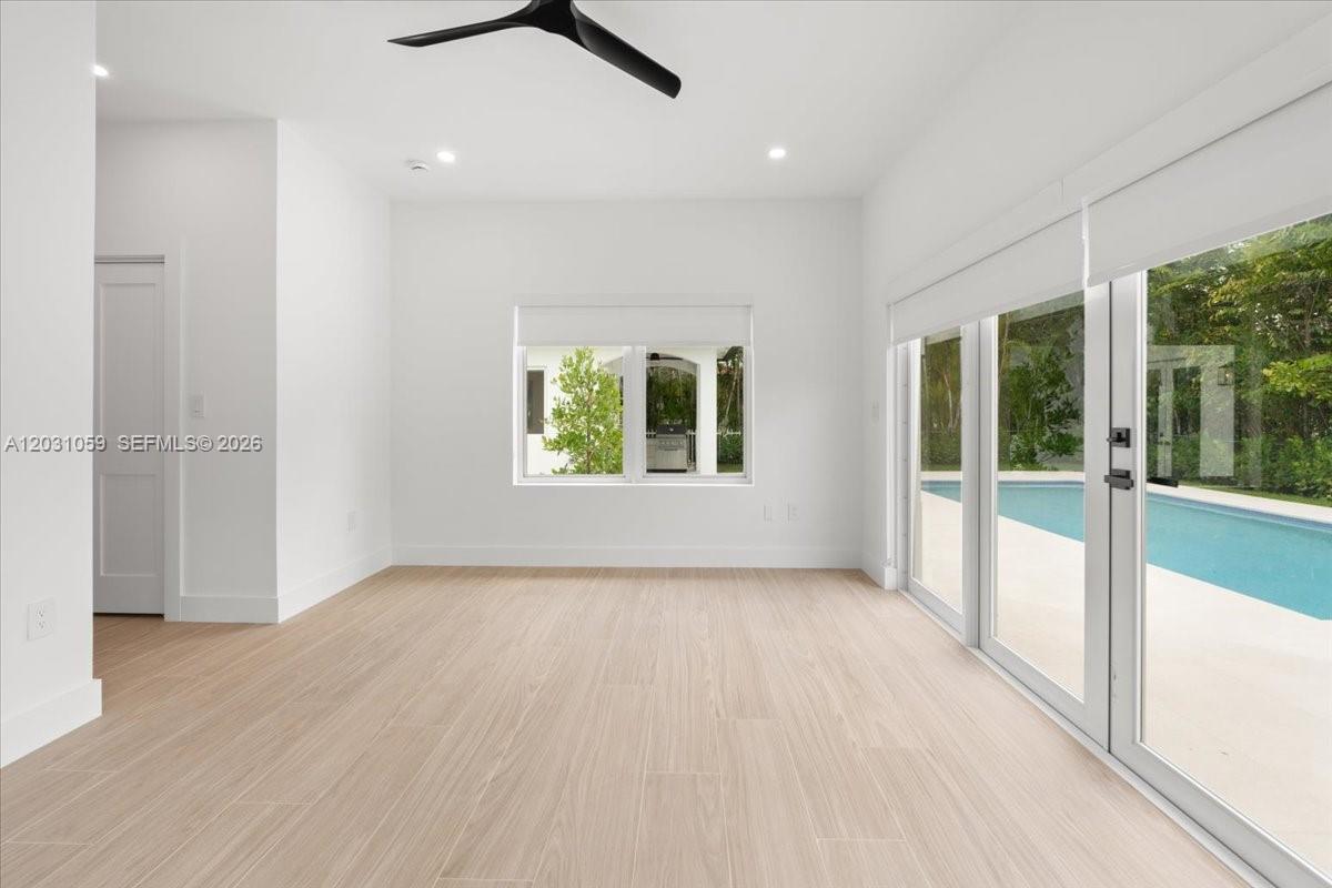 UNIVERSITY ESTATES - Residential Lease