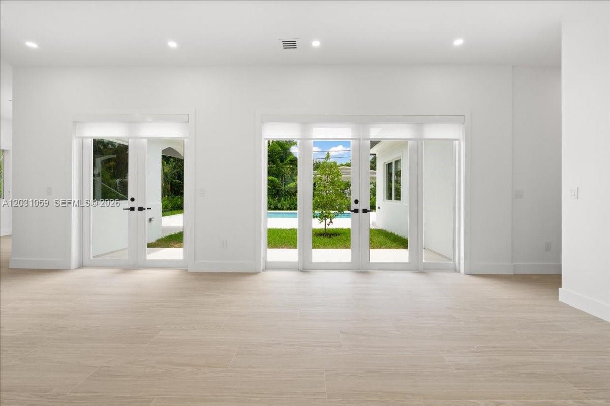 UNIVERSITY ESTATES - Residential Lease