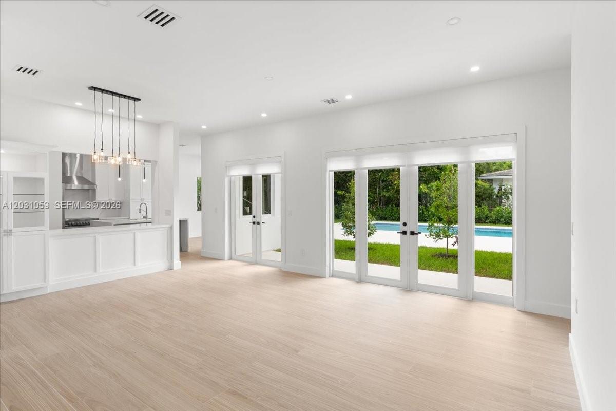 UNIVERSITY ESTATES - Residential Lease