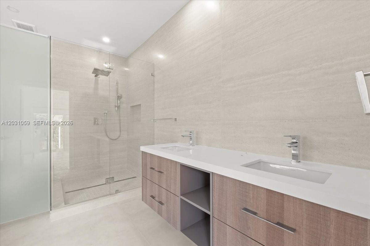 UNIVERSITY ESTATES - Residential Lease
