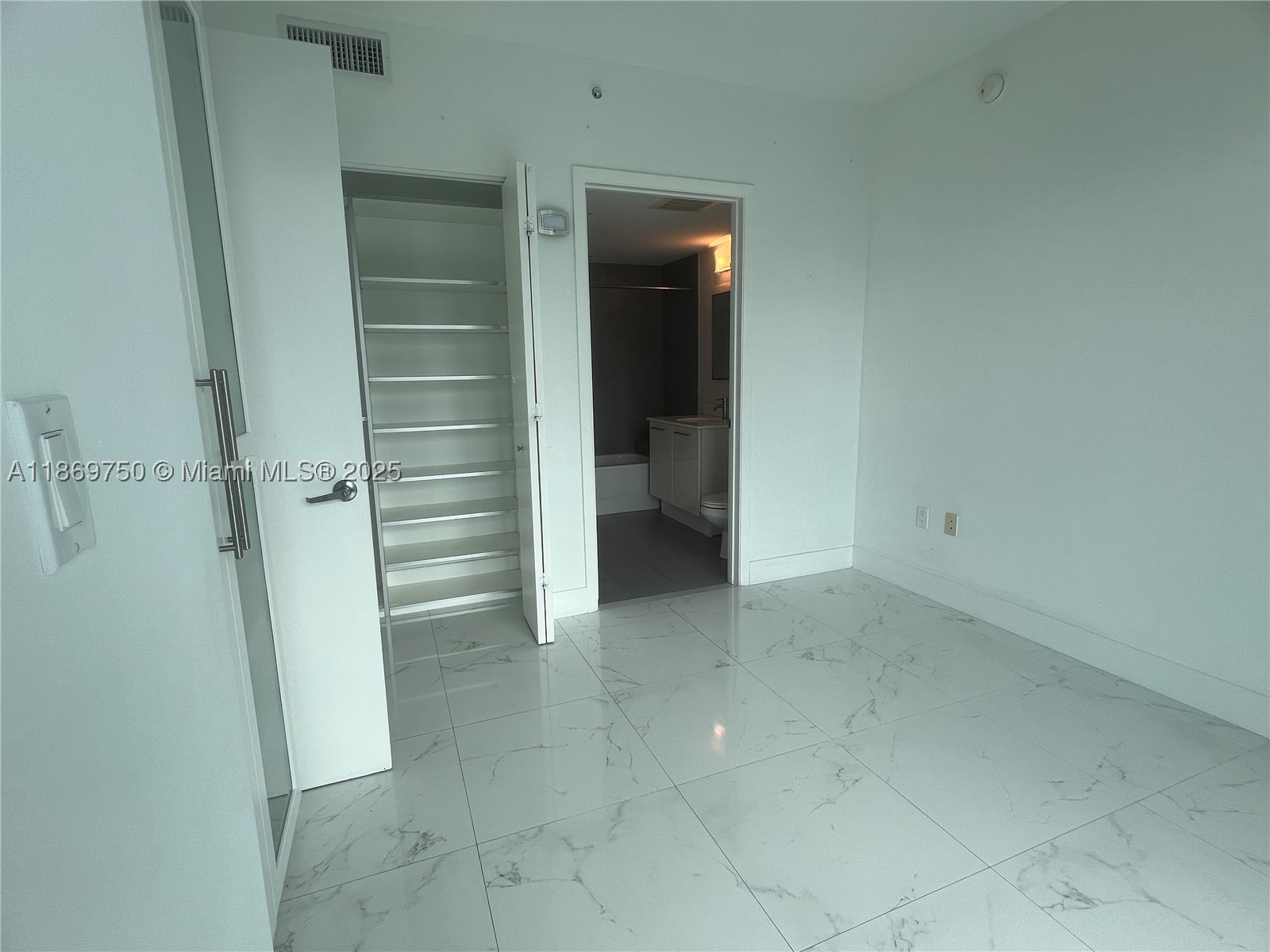 MINT CONDO - Residential