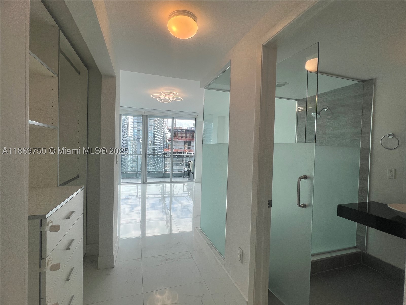 MINT CONDO - Residential