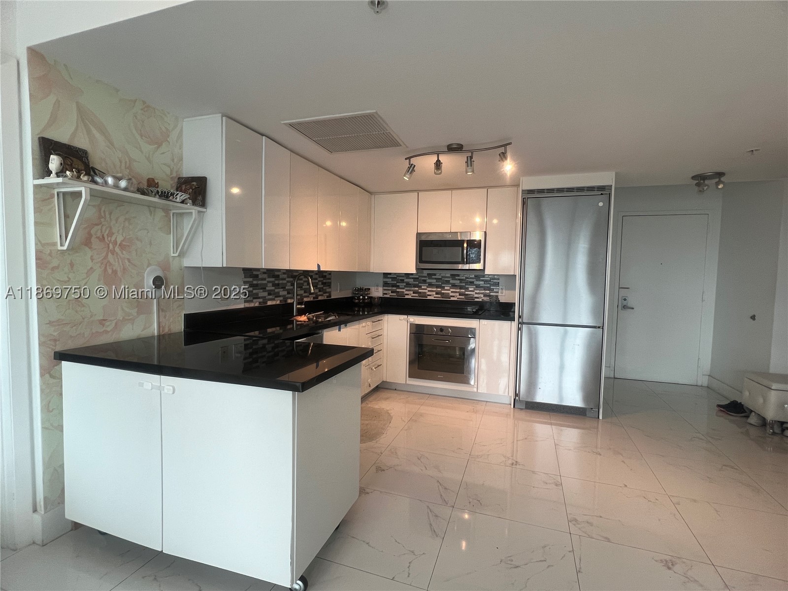 MINT CONDO - Residential