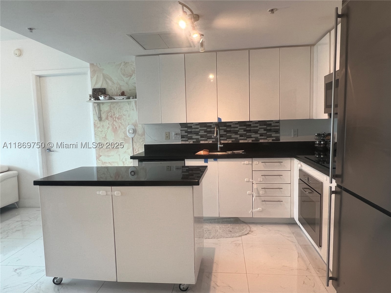 MINT CONDO - Residential