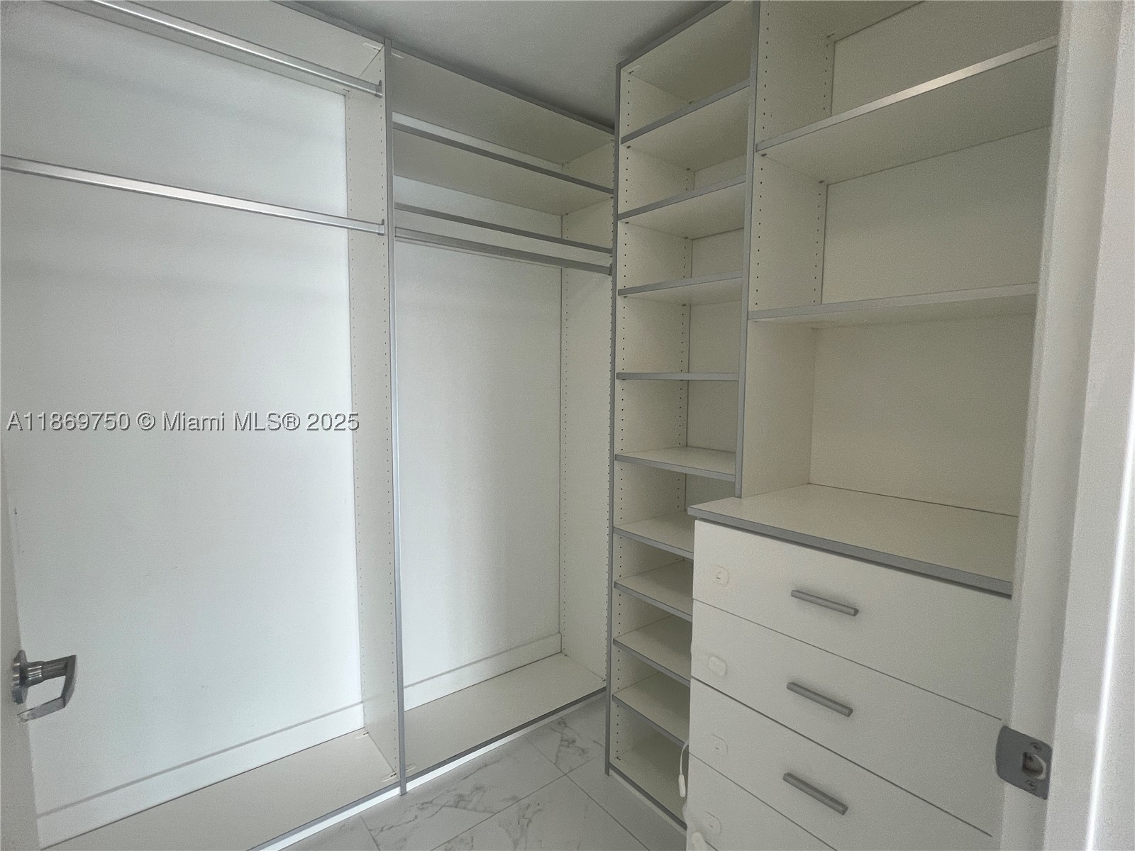 MINT CONDO - Residential