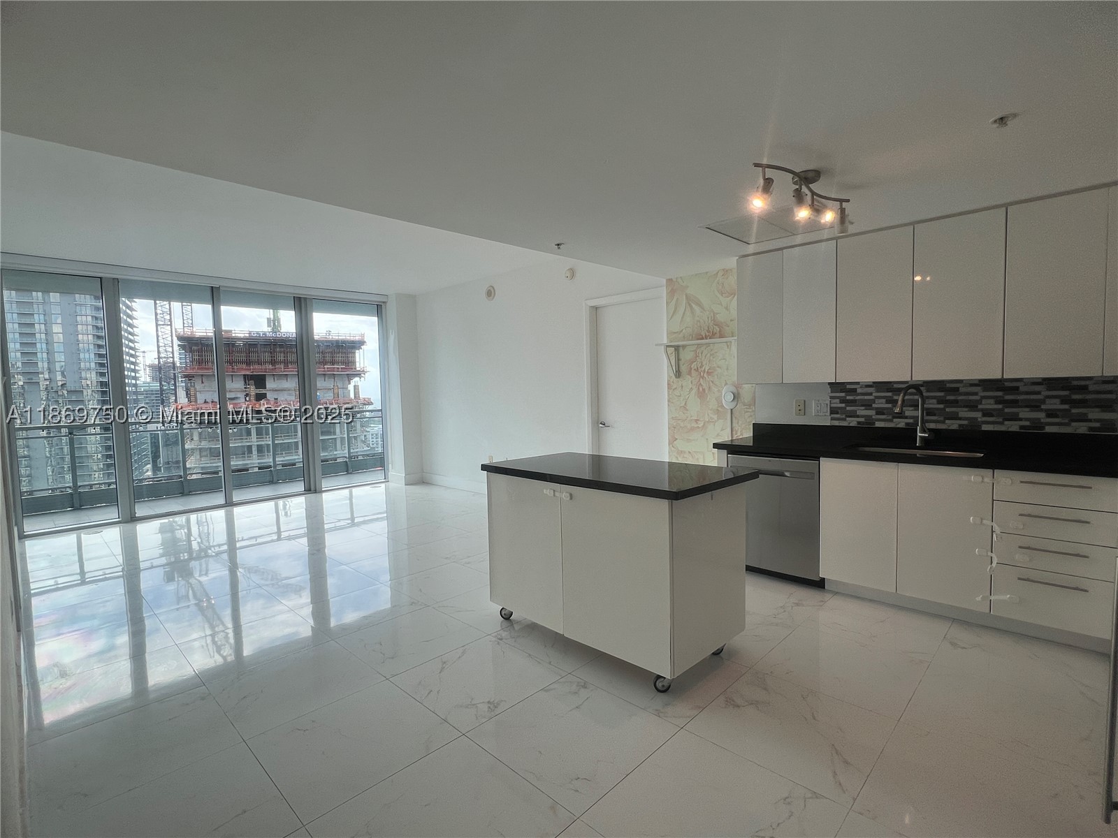 MINT CONDO - Residential