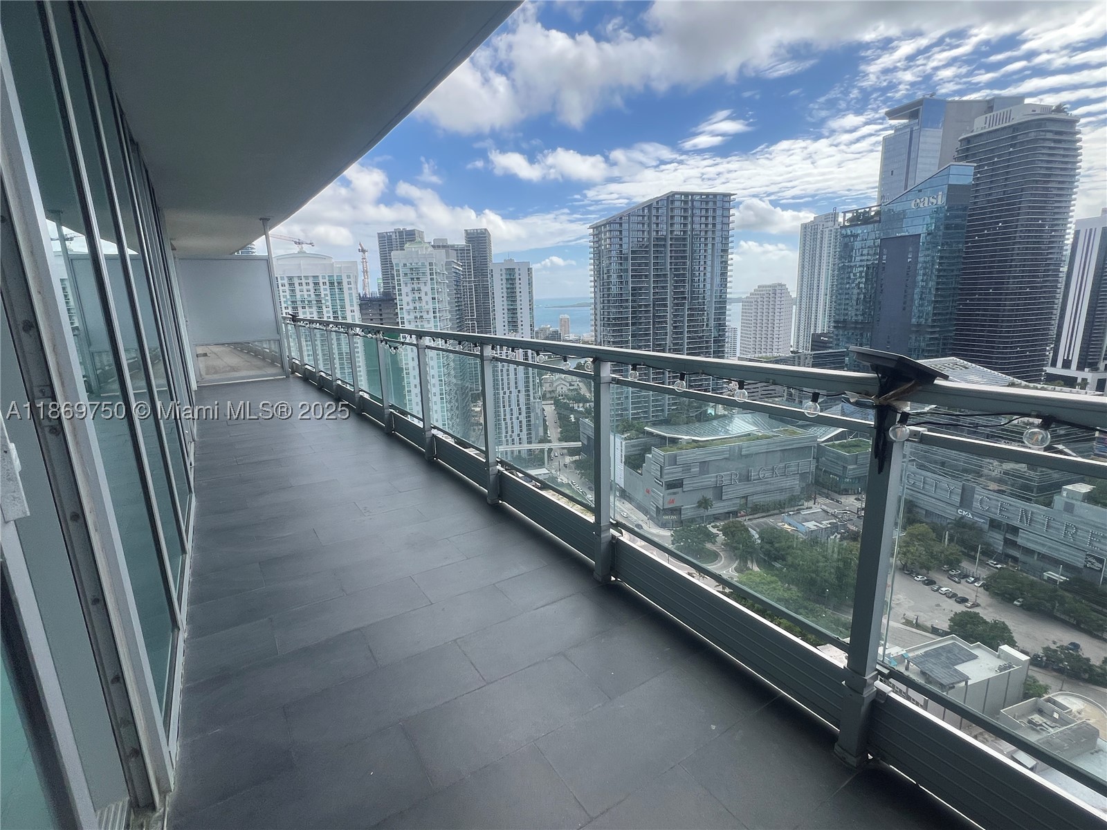 MINT CONDO - Residential