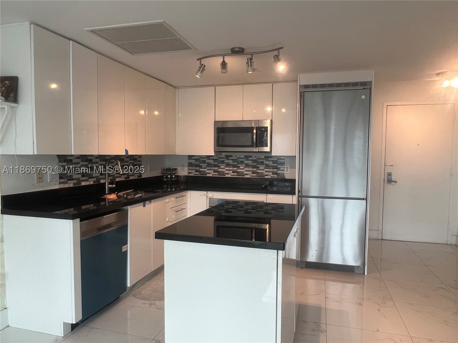 MINT CONDO - Residential