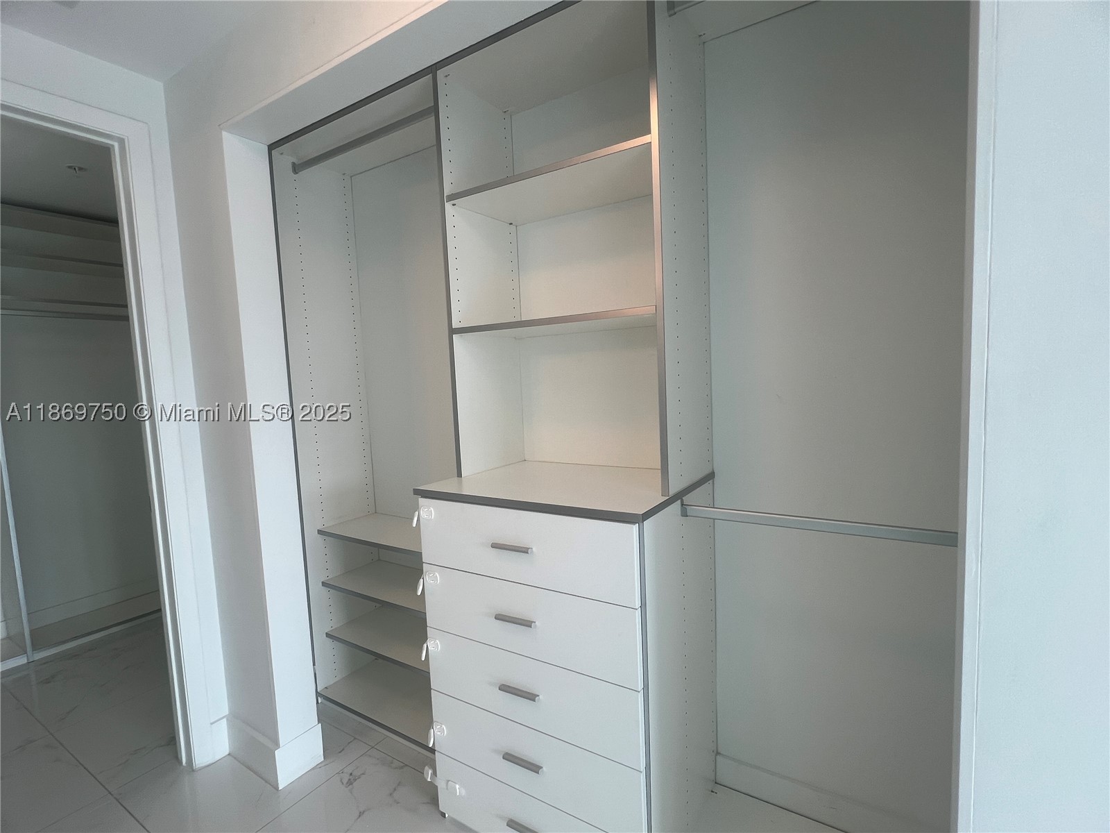 MINT CONDO - Residential