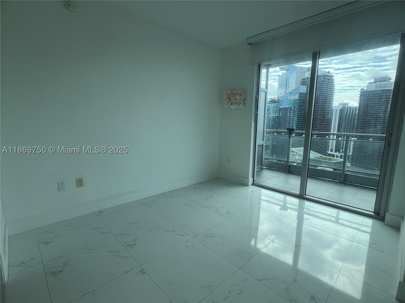 MINT CONDO - Residential