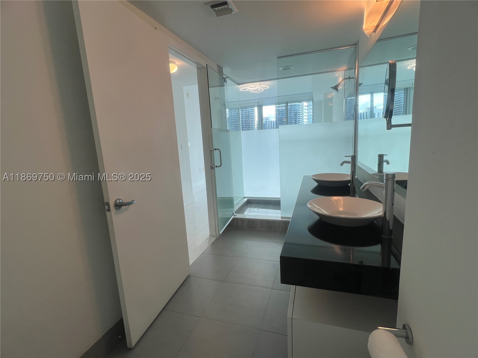 MINT CONDO - Residential