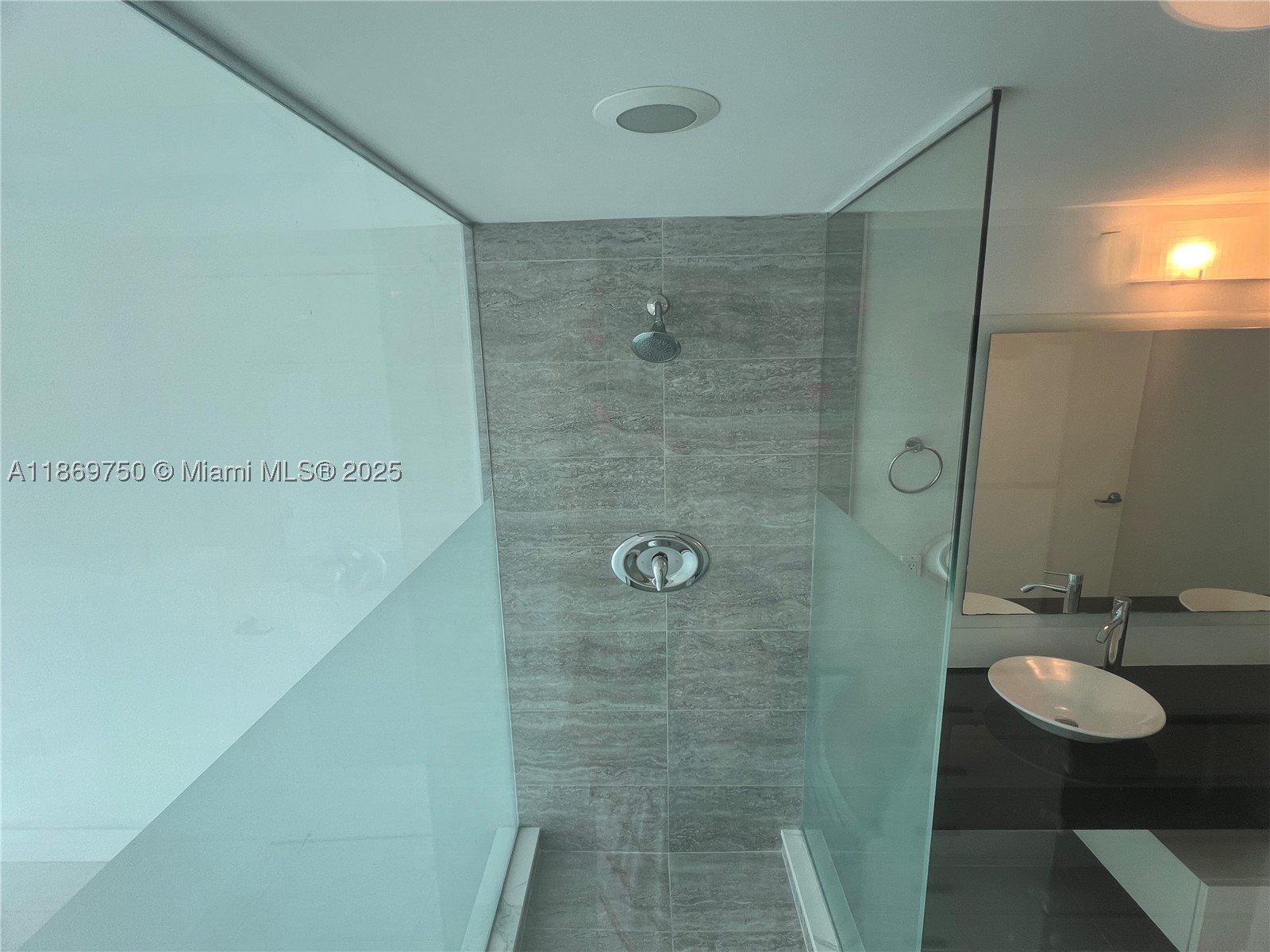MINT CONDO - Residential