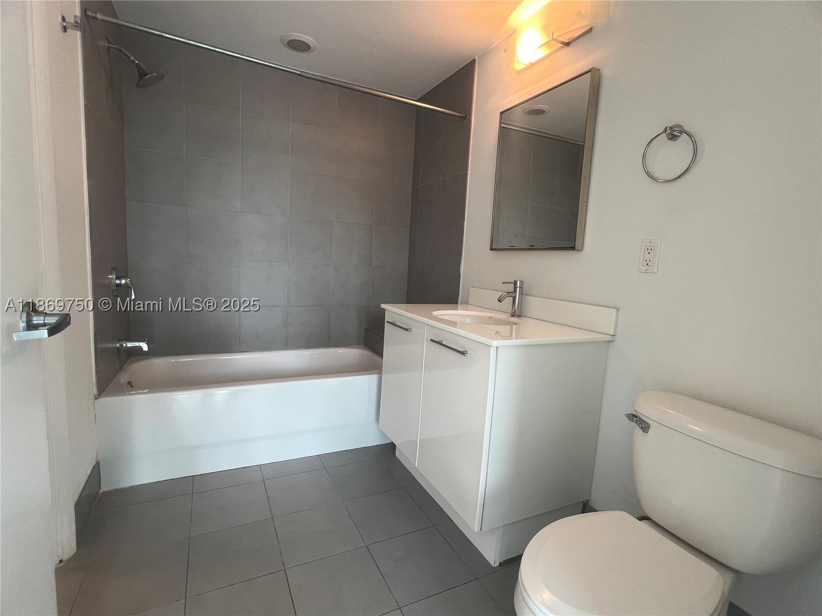 MINT CONDO - Residential