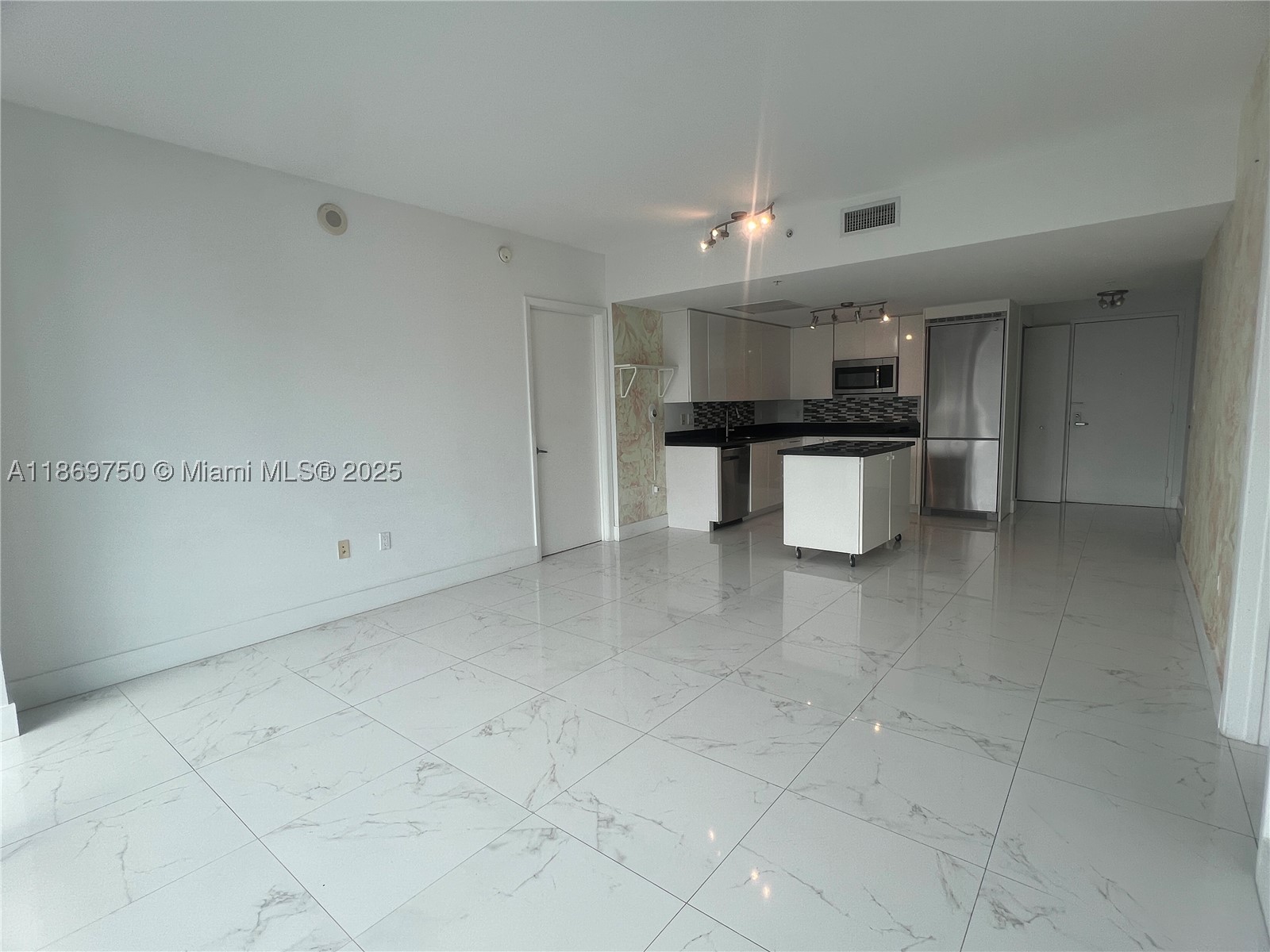 MINT CONDO - Residential