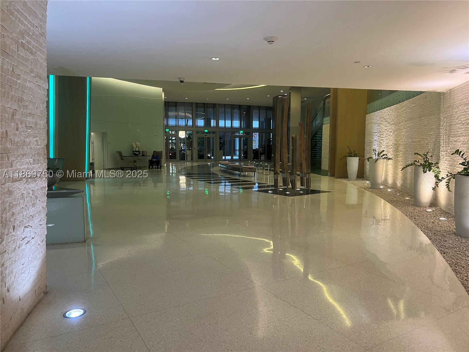 MINT CONDO - Residential