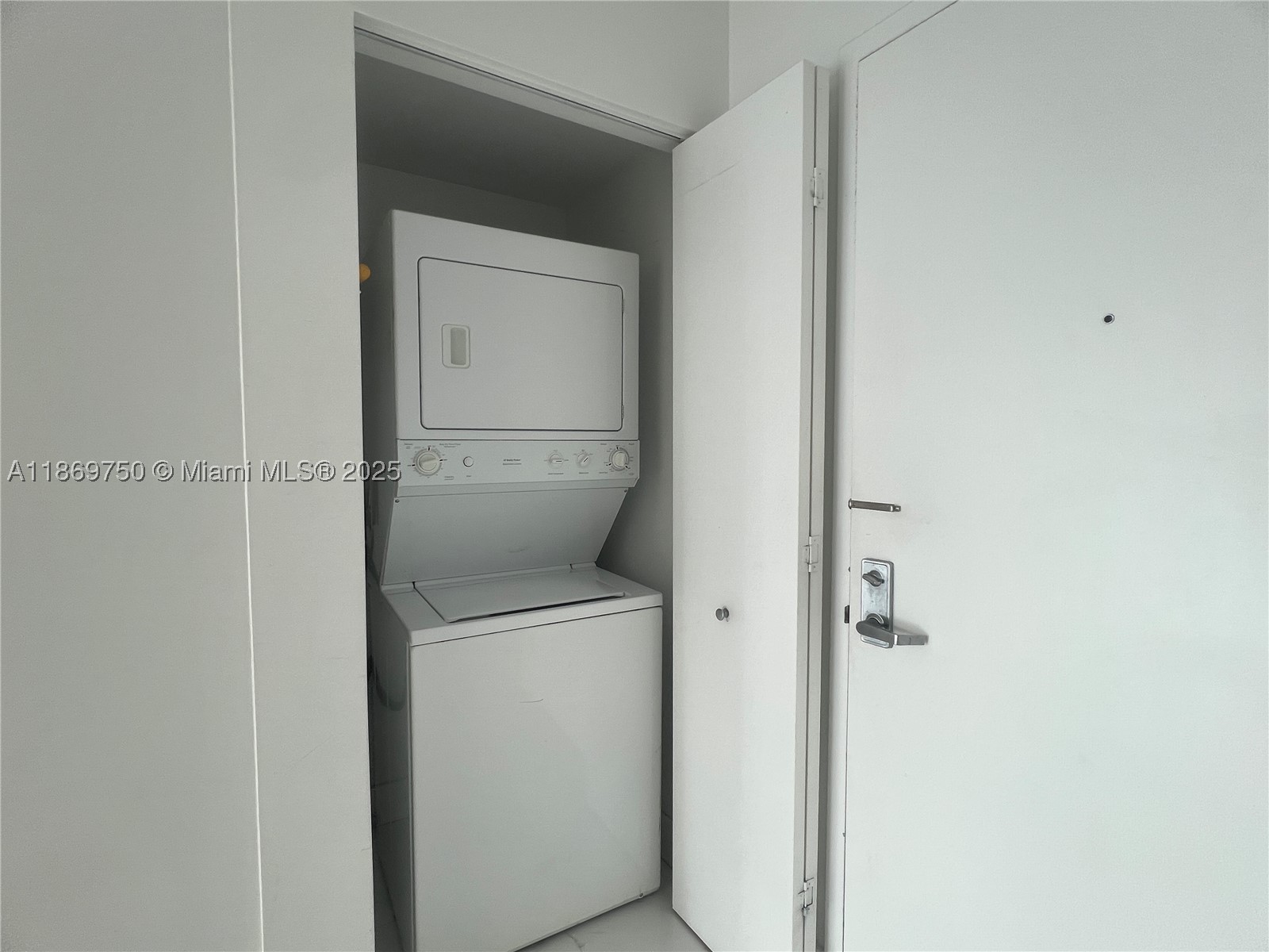 MINT CONDO - Residential
