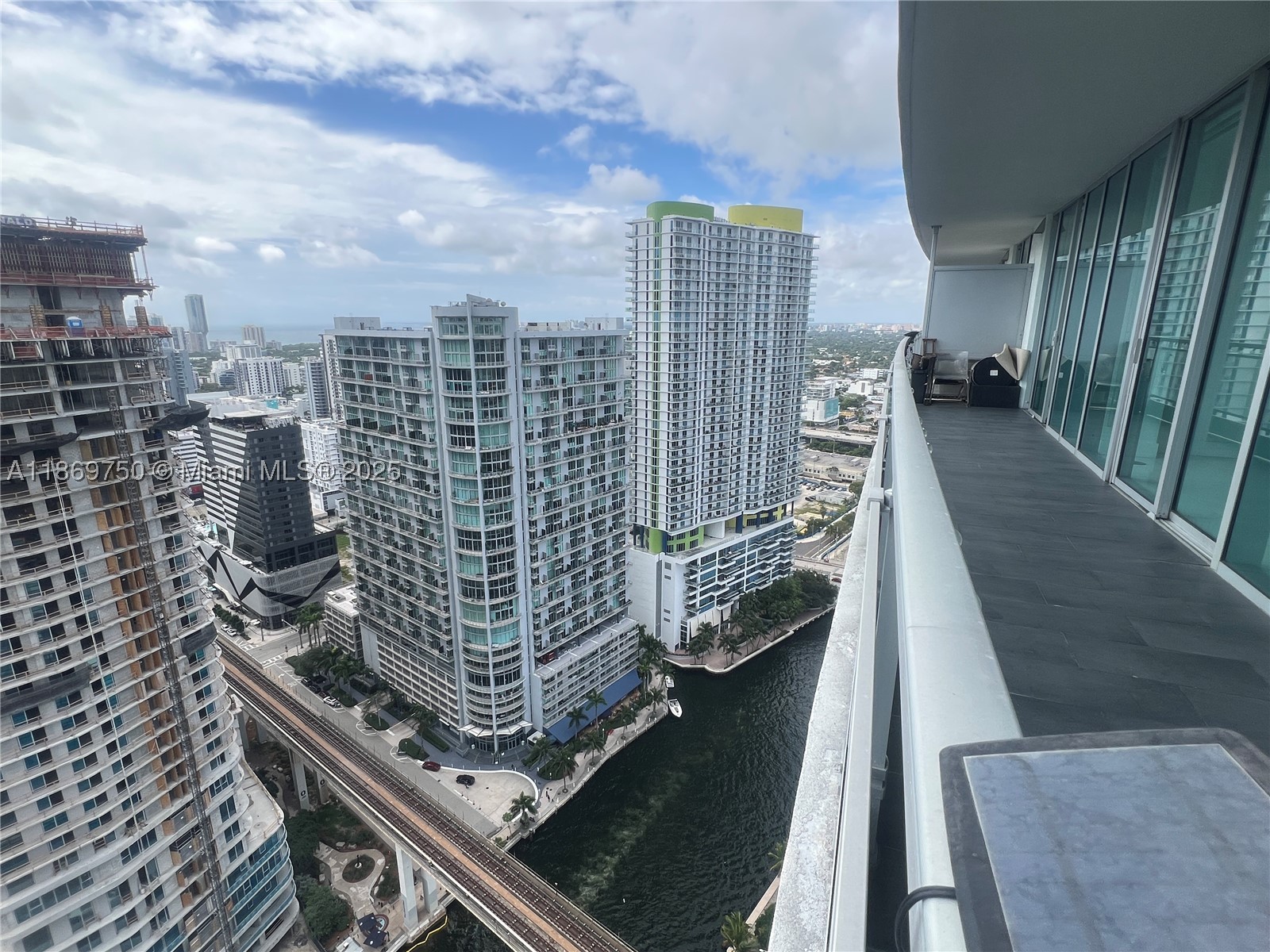 MINT CONDO - Residential