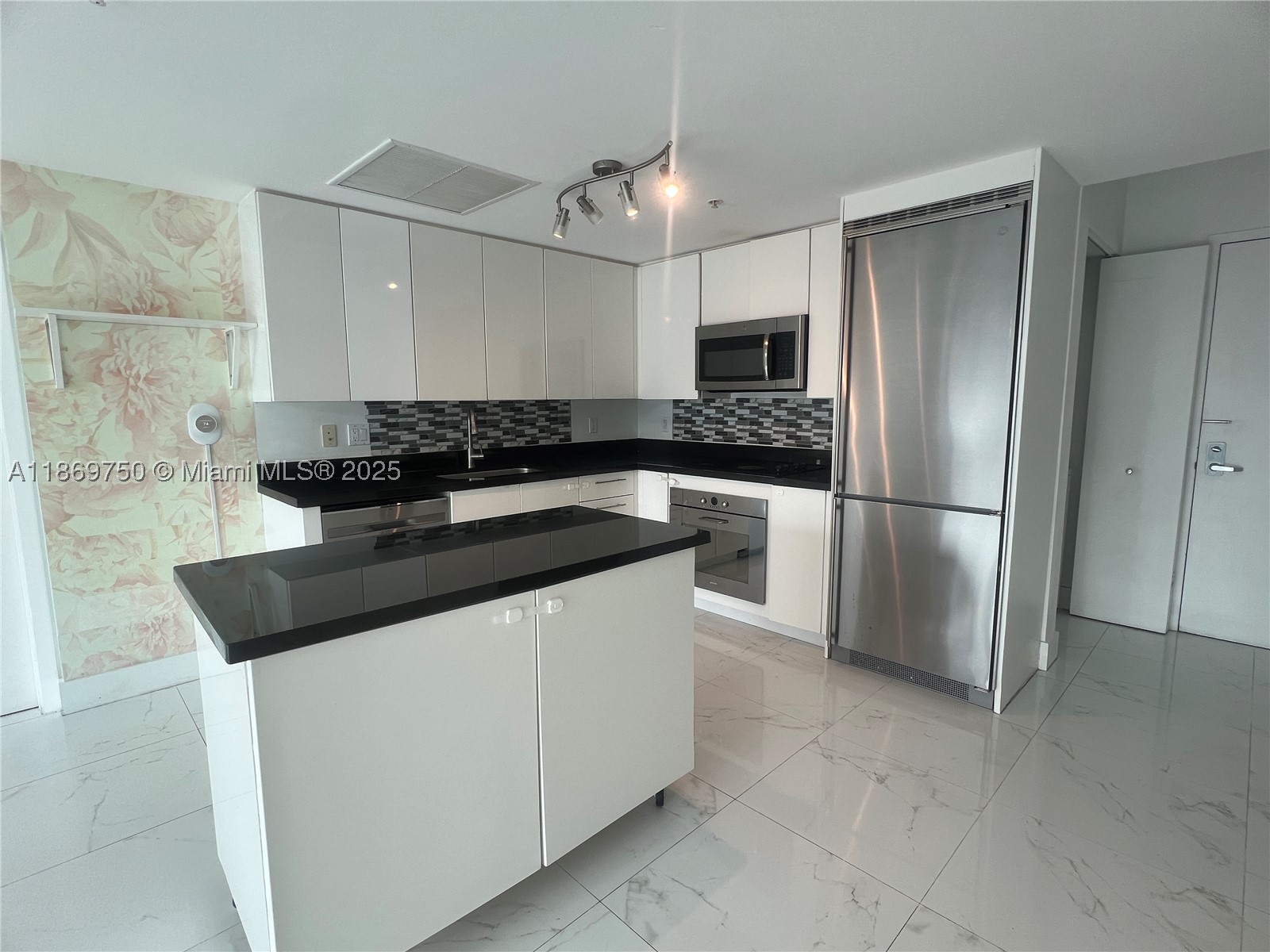MINT CONDO - Residential