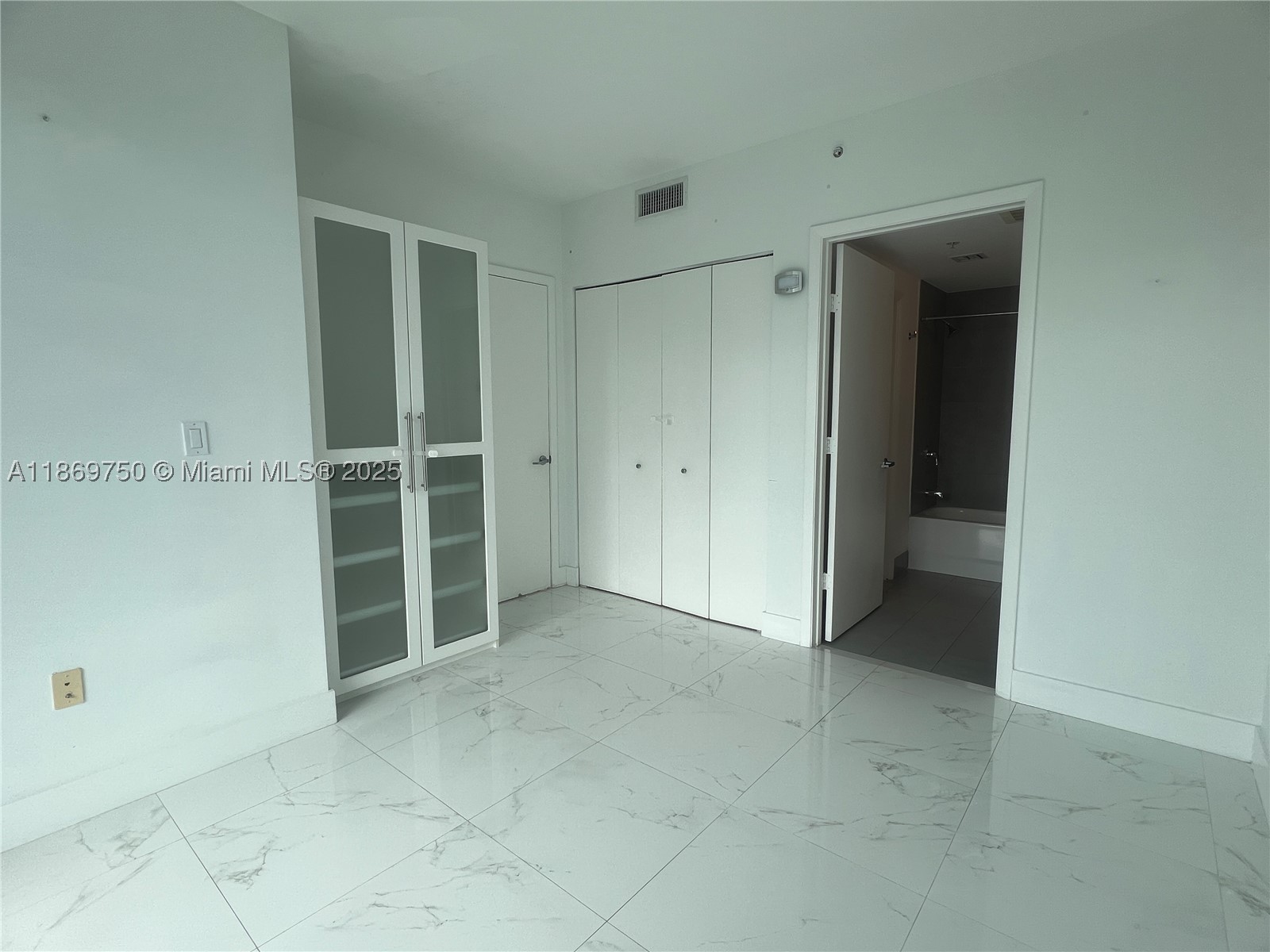 MINT CONDO - Residential