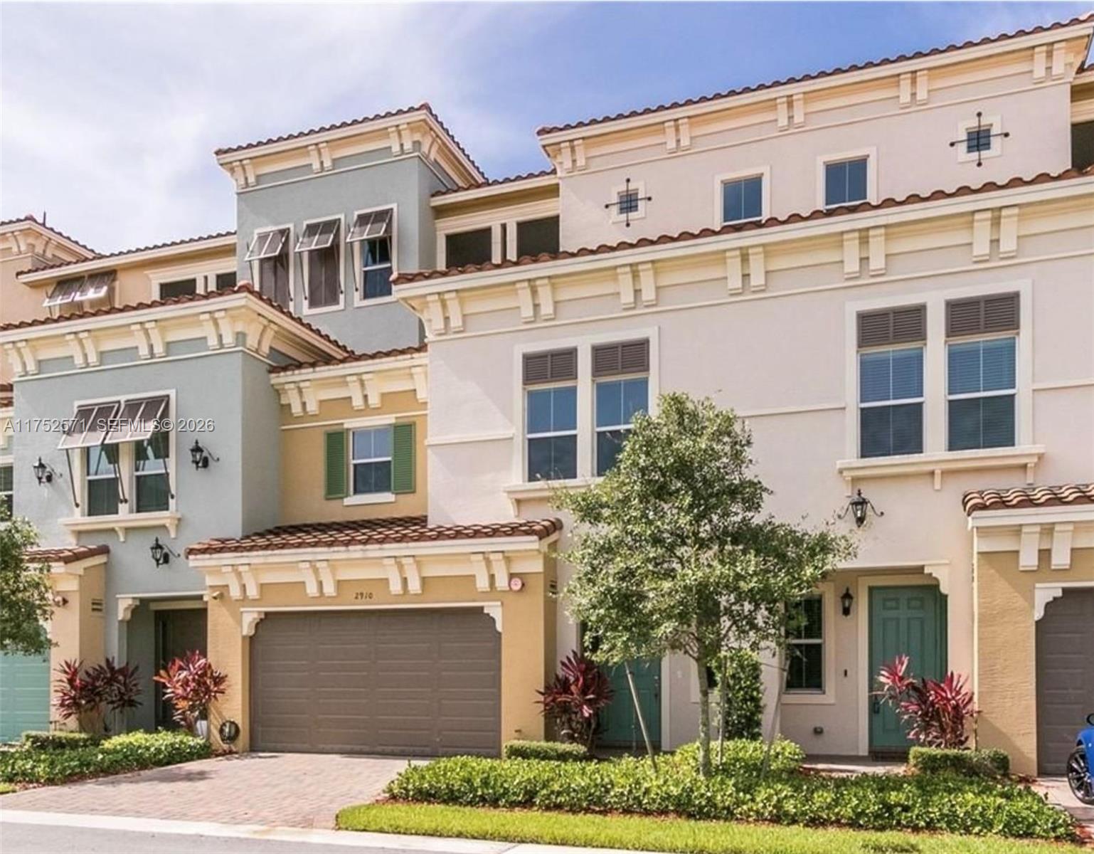 SAWGRASS LAKES - Residential
