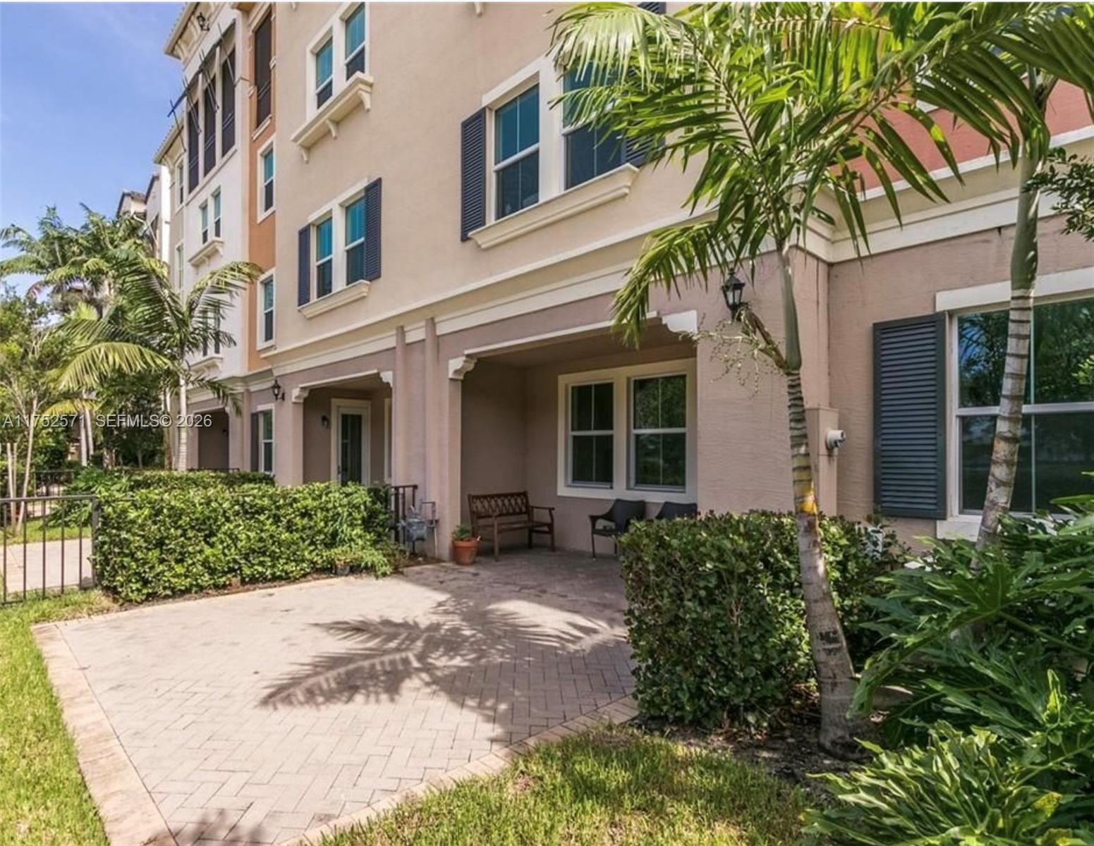 SAWGRASS LAKES - Residential
