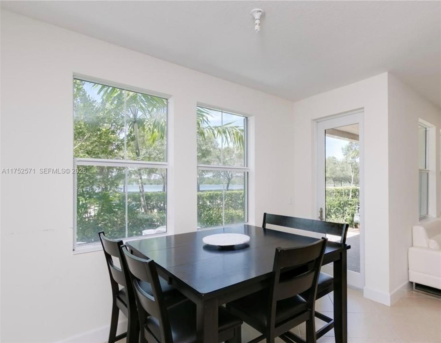 SAWGRASS LAKES - Residential