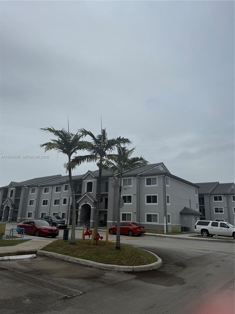 VISTA TRACE 8 CONDO - Residential