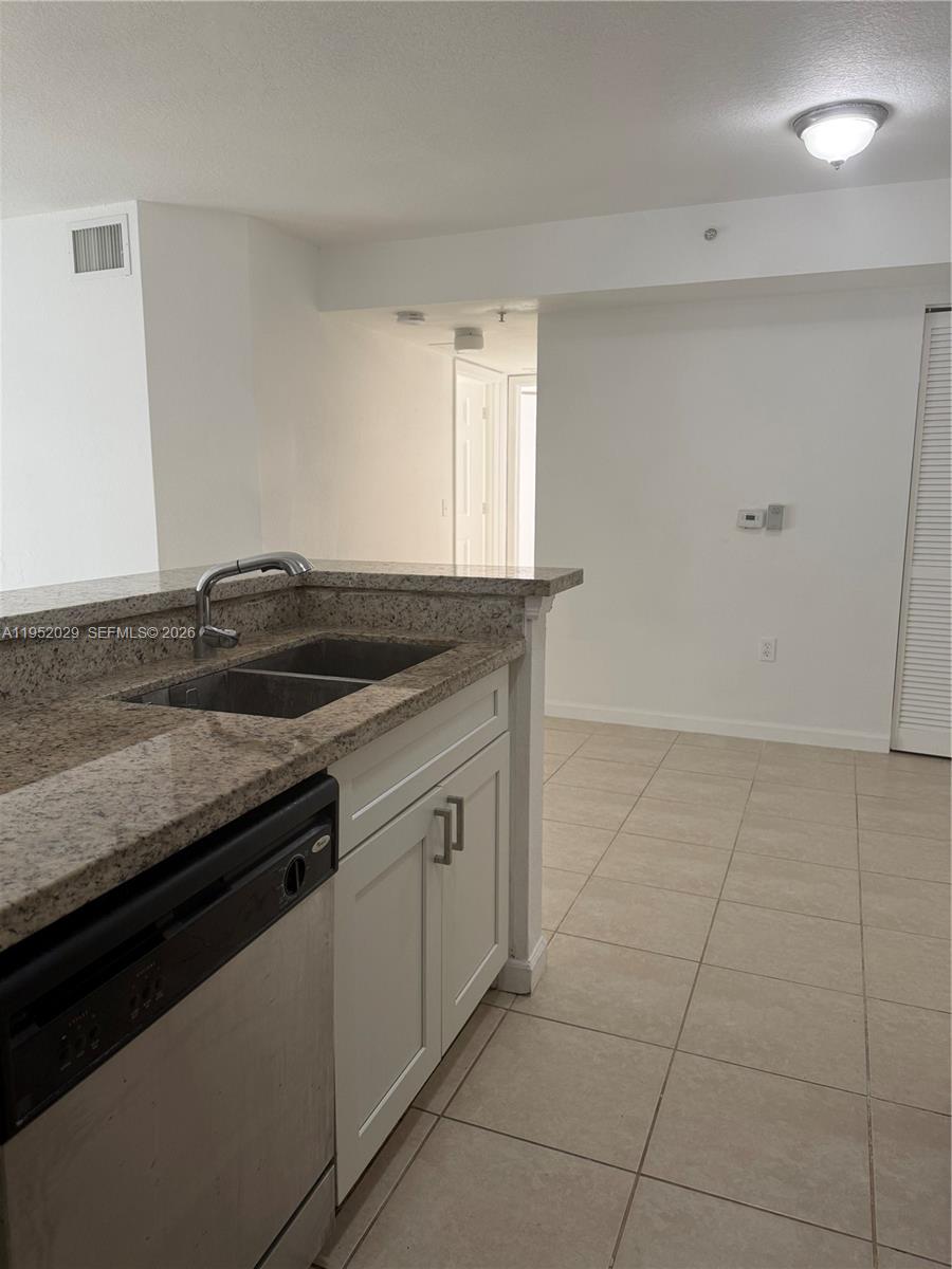 VISTA TRACE 8 CONDO - Residential