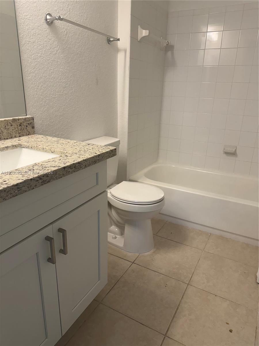 VISTA TRACE 8 CONDO - Residential