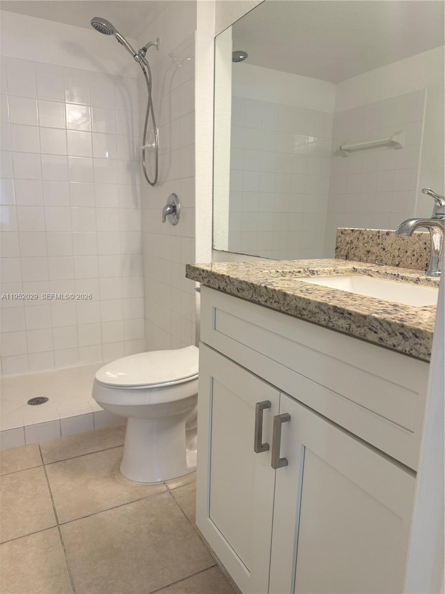 VISTA TRACE 8 CONDO - Residential