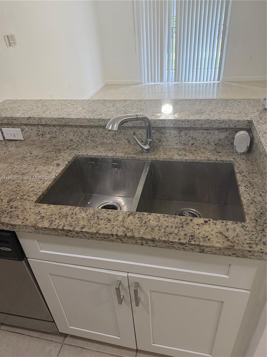 VISTA TRACE 8 CONDO - Residential