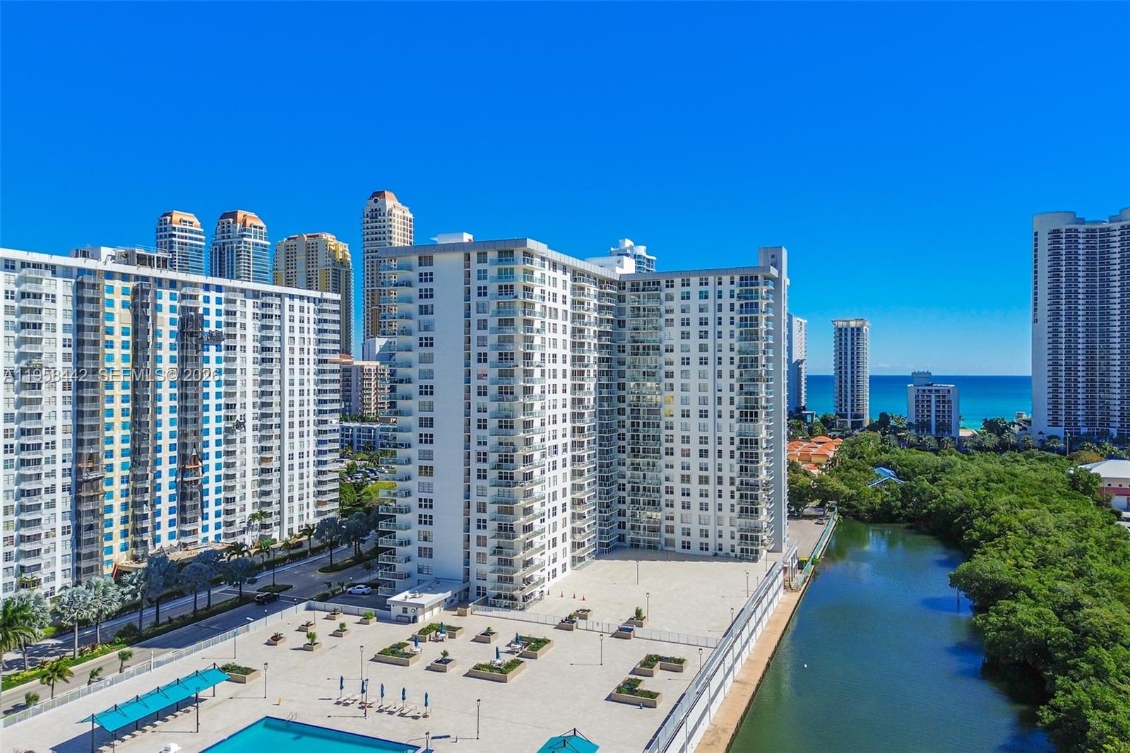 WINSTON TOWER 300 CONDO - Residential