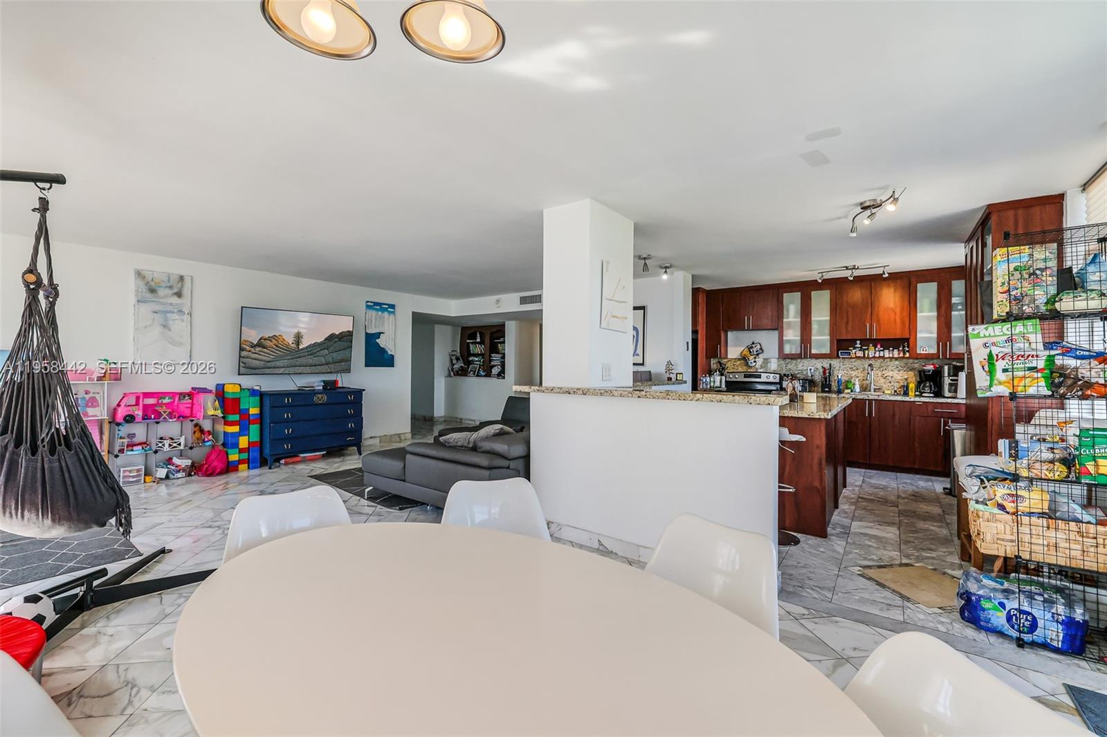 WINSTON TOWER 300 CONDO - Residential