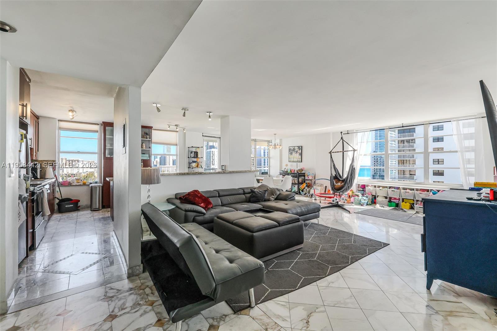 WINSTON TOWER 300 CONDO - Residential