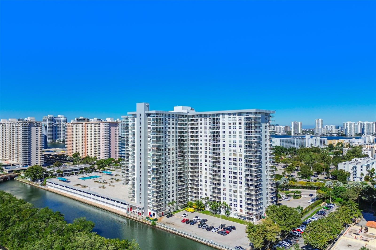 WINSTON TOWER 300 CONDO - Residential