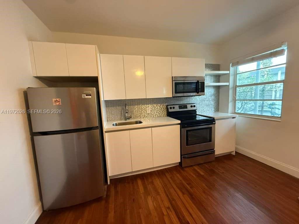 Cute studio converted to one bedroom available for yearly rental only. Located in front of the convention center and at only 3 blocks from the ocean. Very quiet charming building around a tropical patio. This building does not offer parking. You have street parking with only resident parking during the night and weekends. Landlord requires a credit report with the application and or proof of employment . Text Listing Agent for showings.