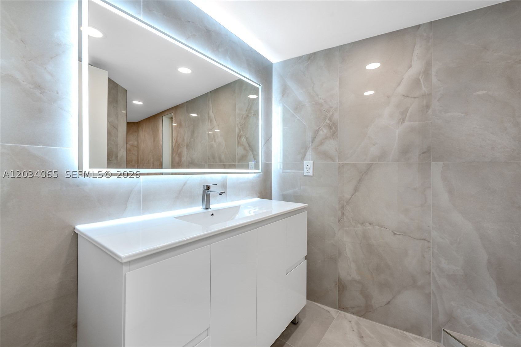 MAYFAIR HOUSE CONDO - Residential