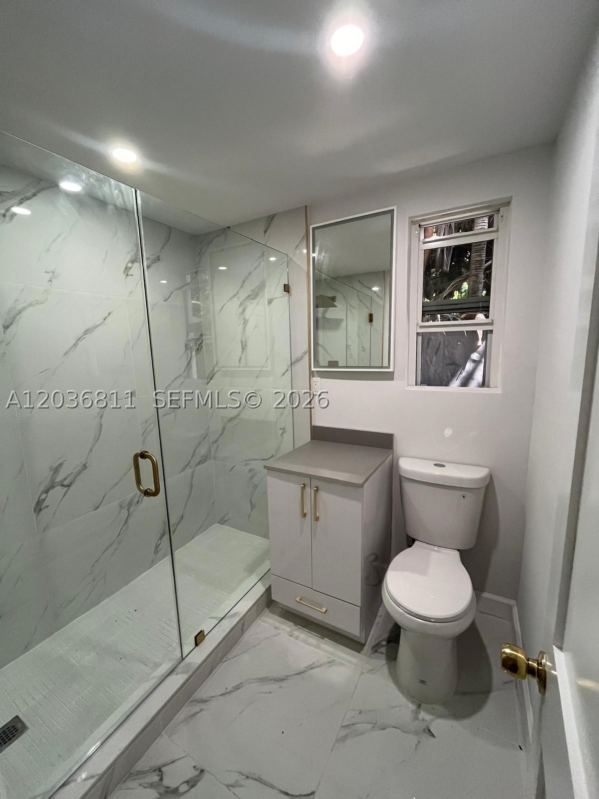 Spectacular 2-bedroom 1-bathroom. Super spacious and bright rooms. Newly remodeled. Great location!