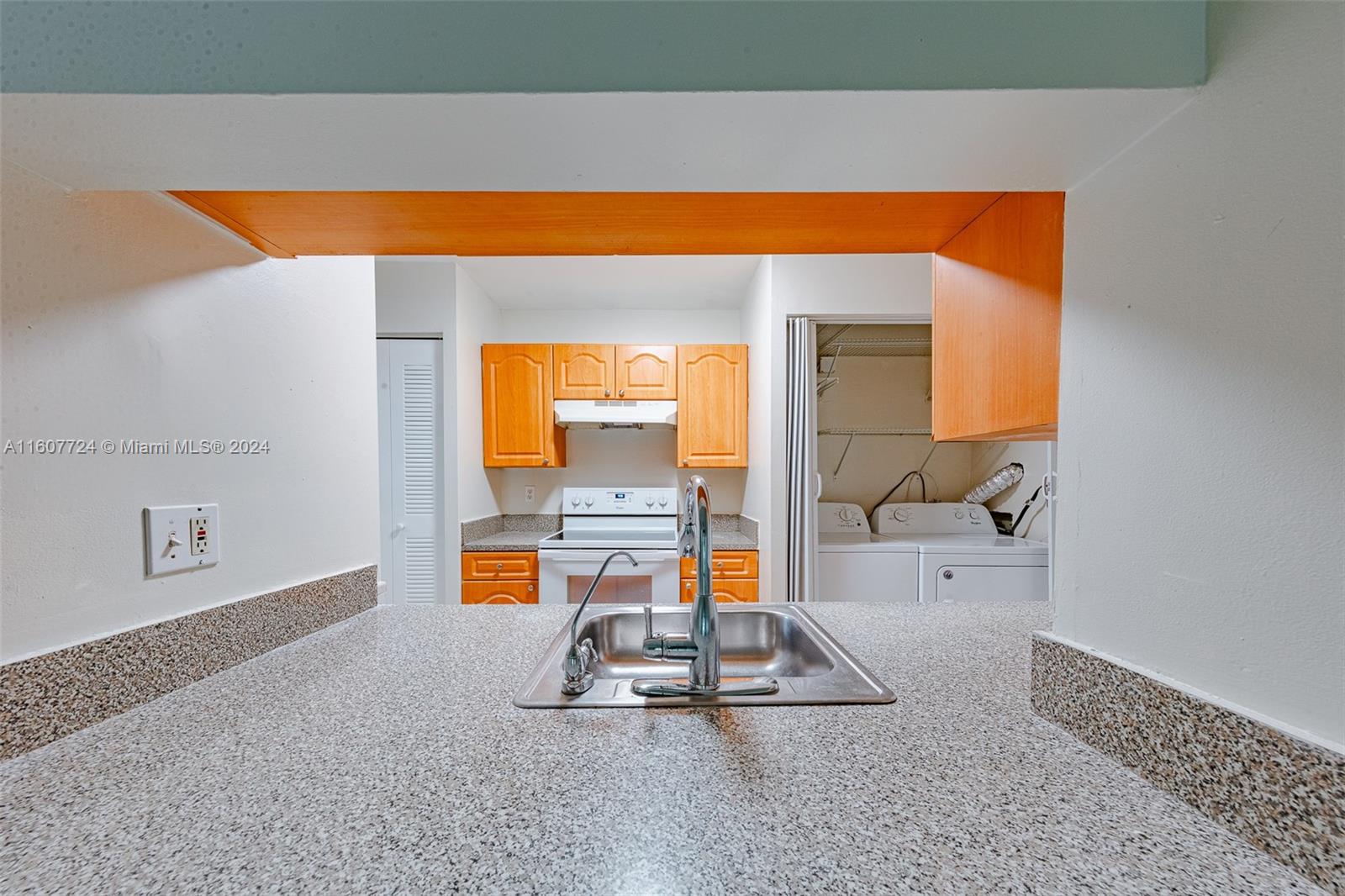 BANYAN TREE SIX CONDO - Residential Lease