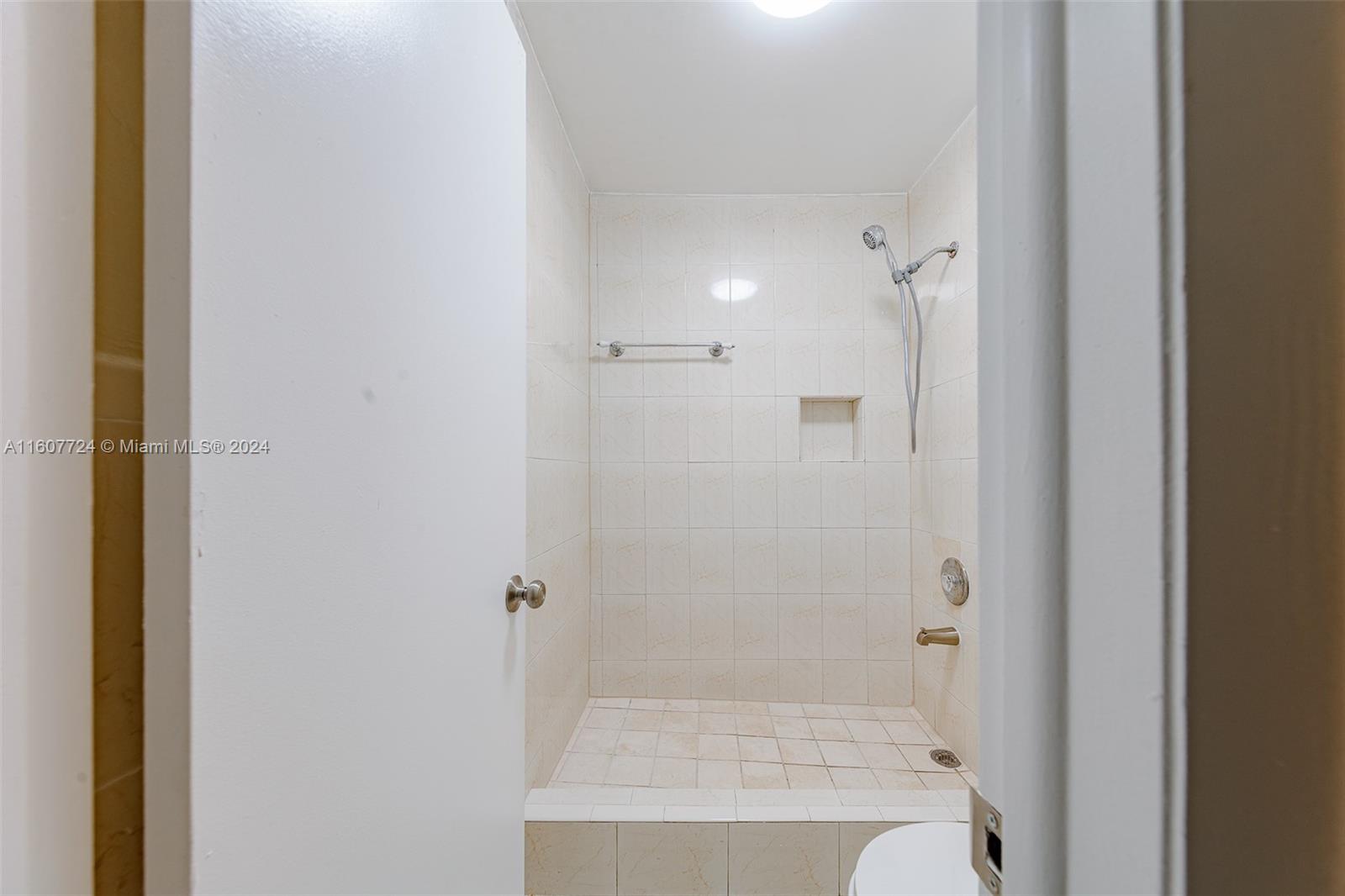 BANYAN TREE SIX CONDO - Residential Lease