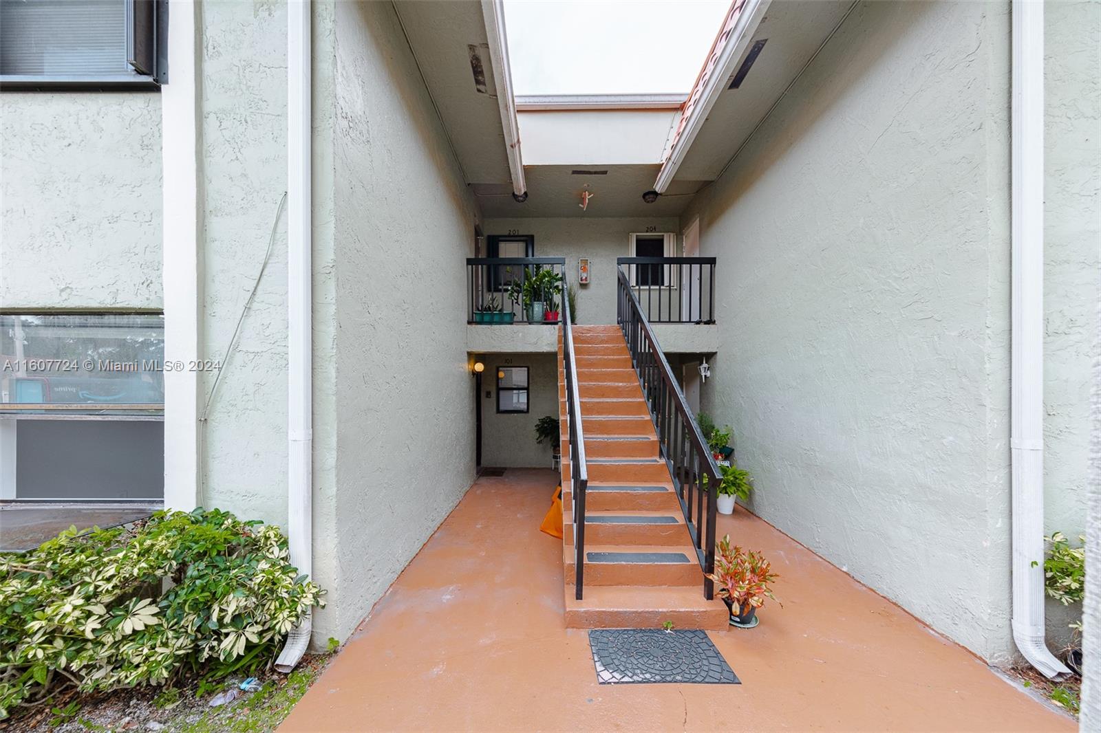 BANYAN TREE SIX CONDO - Residential Lease