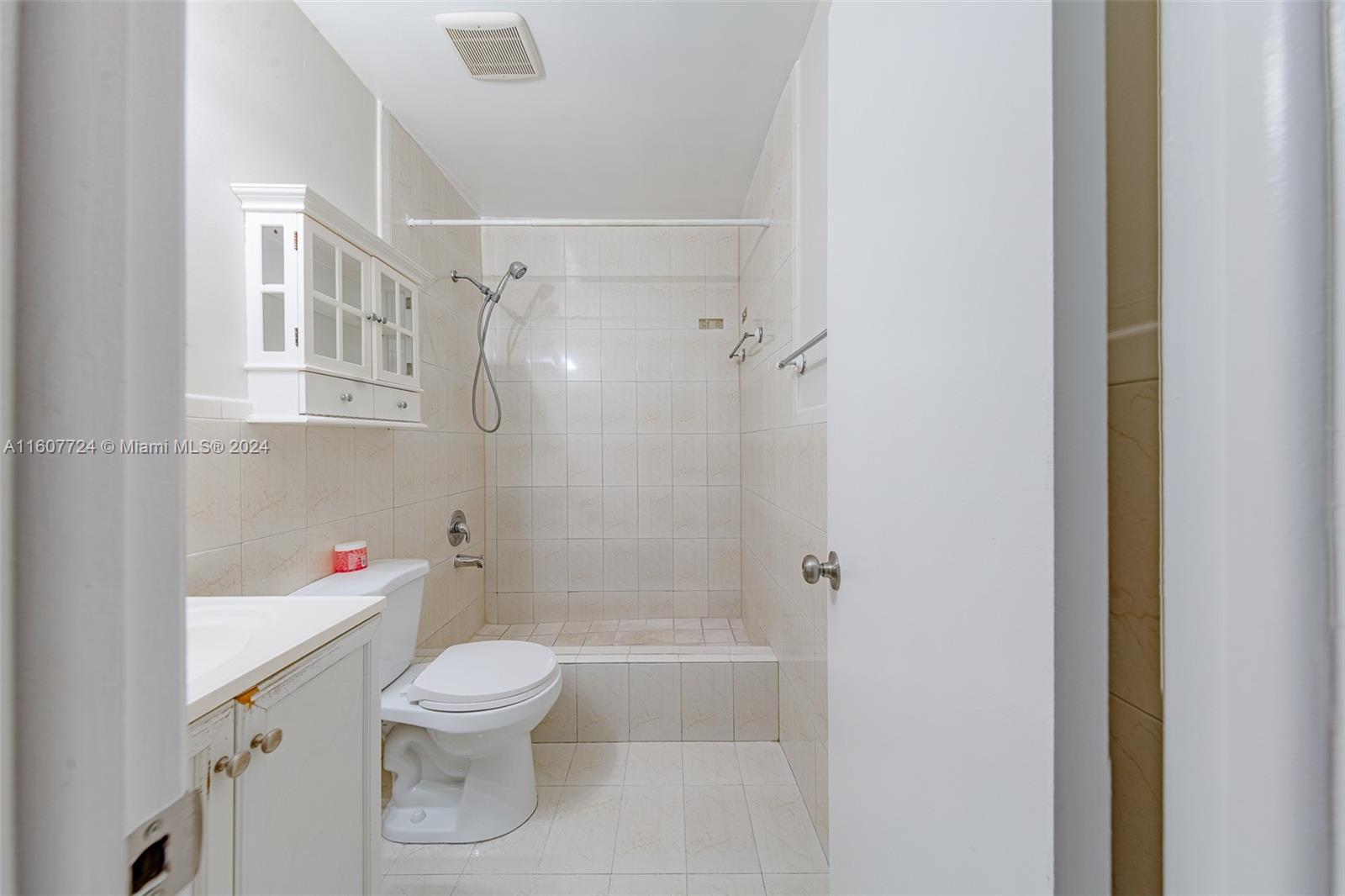 BANYAN TREE SIX CONDO - Residential Lease