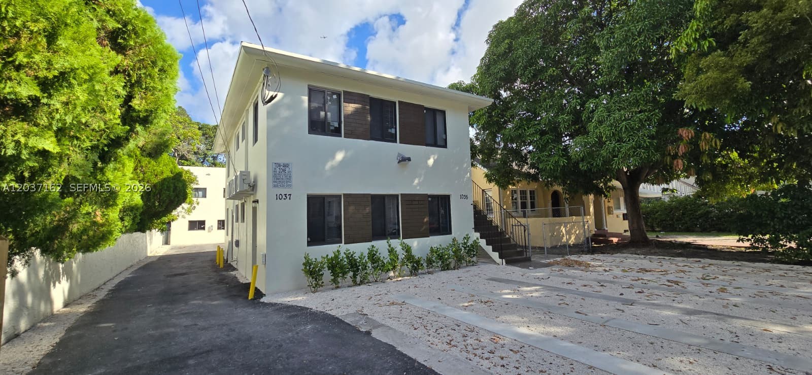 LAWRENCE ESTATE LAND CO - Residential Lease