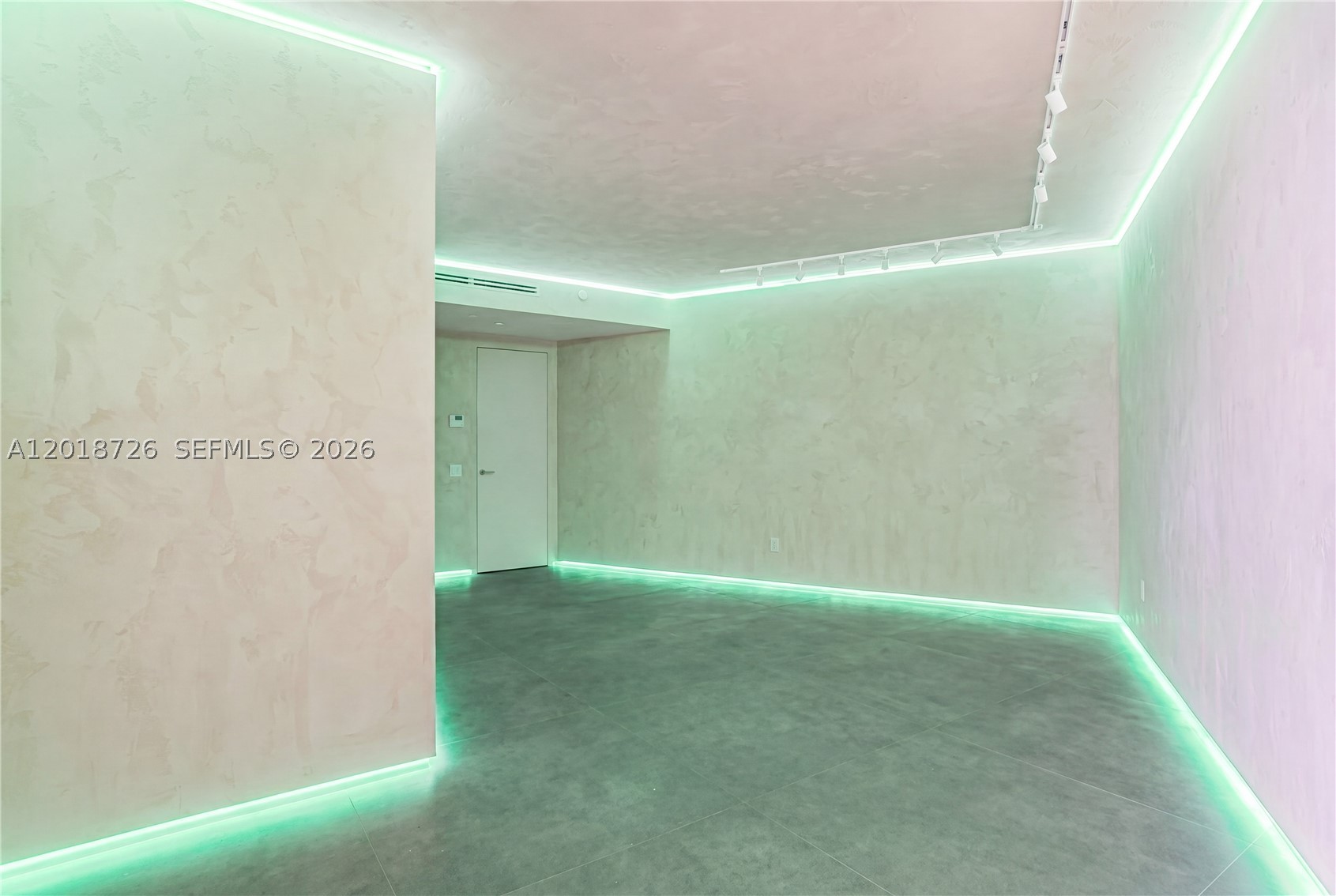 18555 COLLINS AVENUE COND - Residential