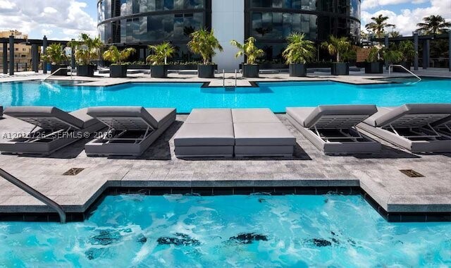 18555 COLLINS AVENUE COND - Residential