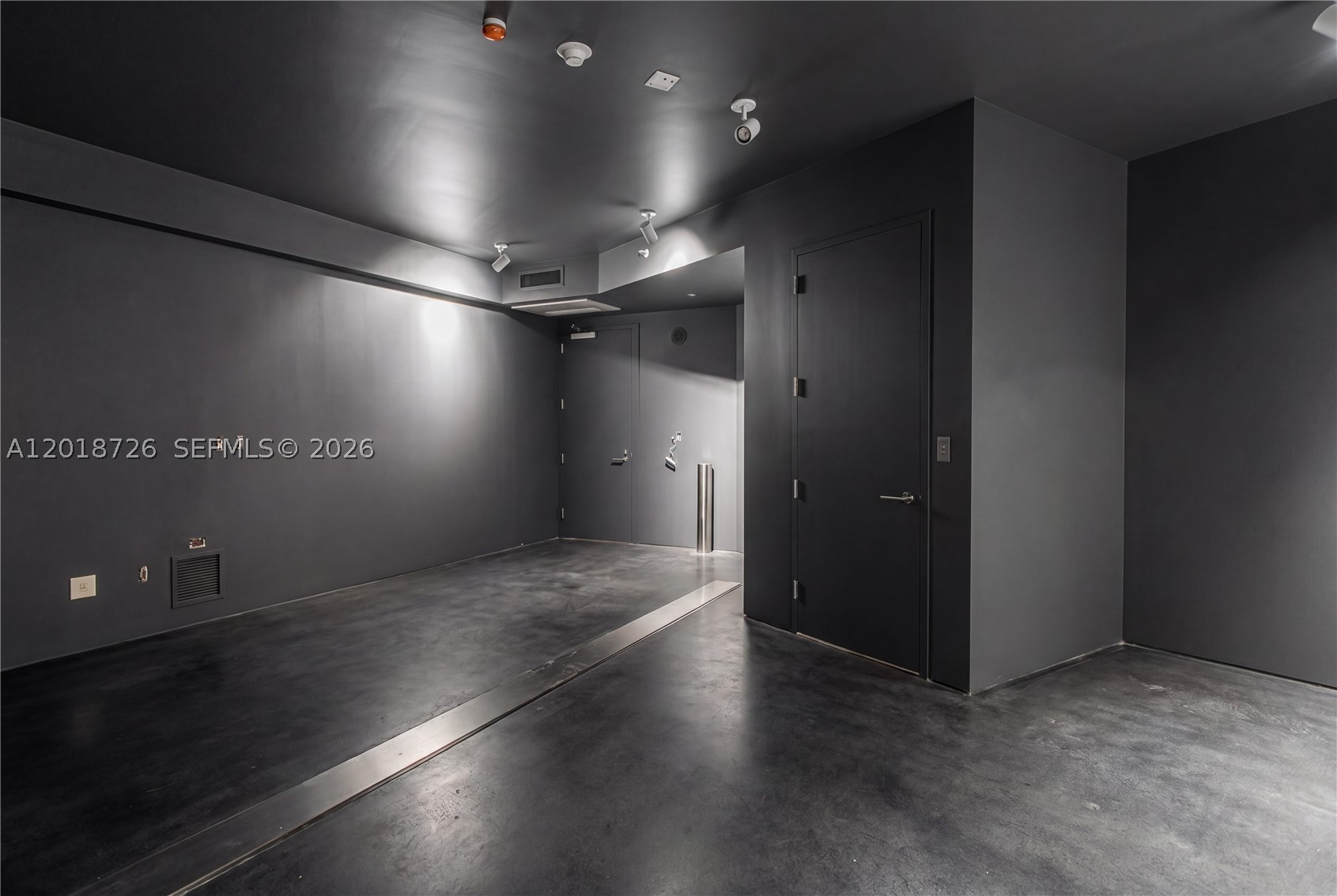 18555 COLLINS AVENUE COND - Residential