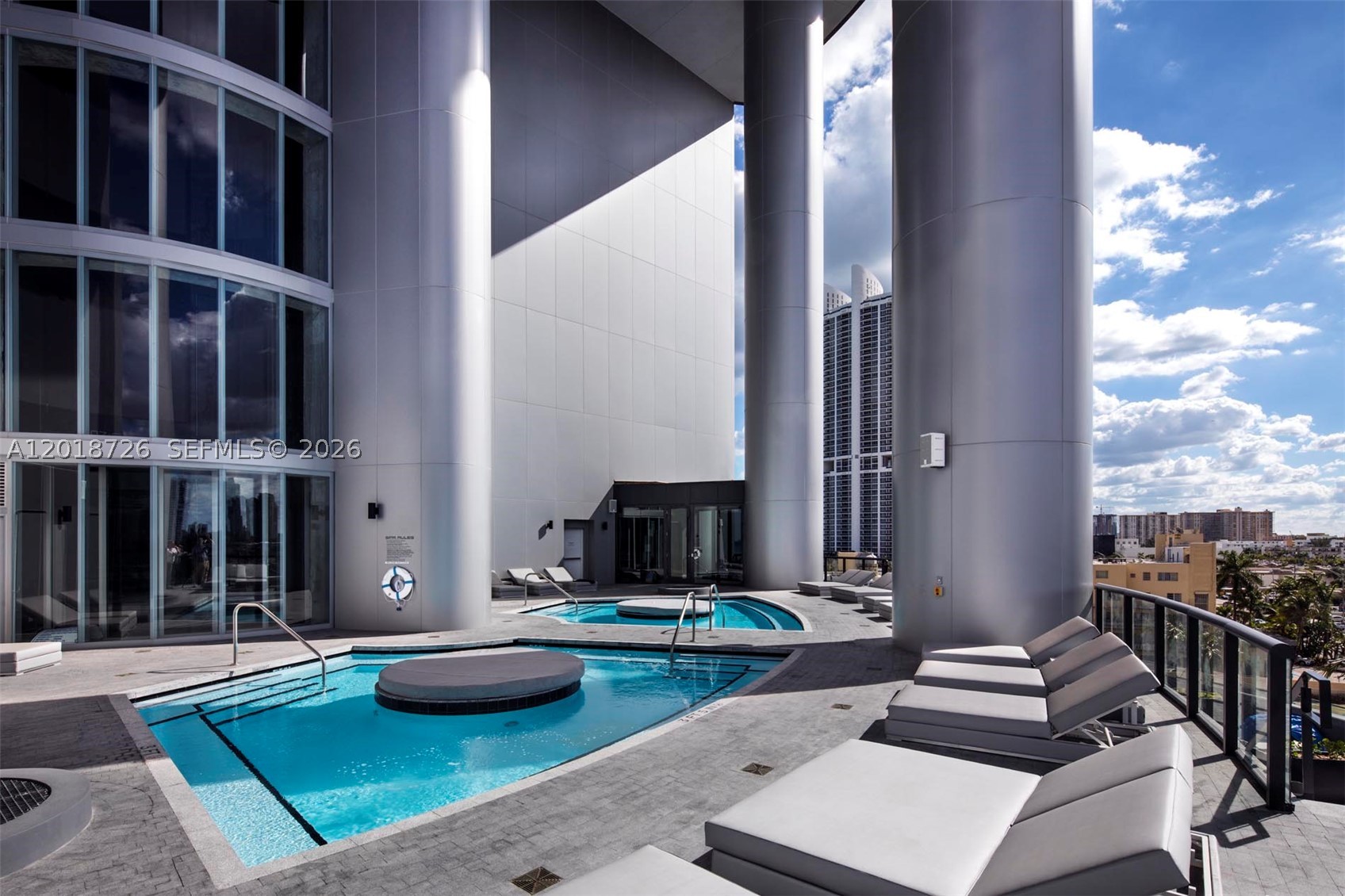 18555 COLLINS AVENUE COND - Residential