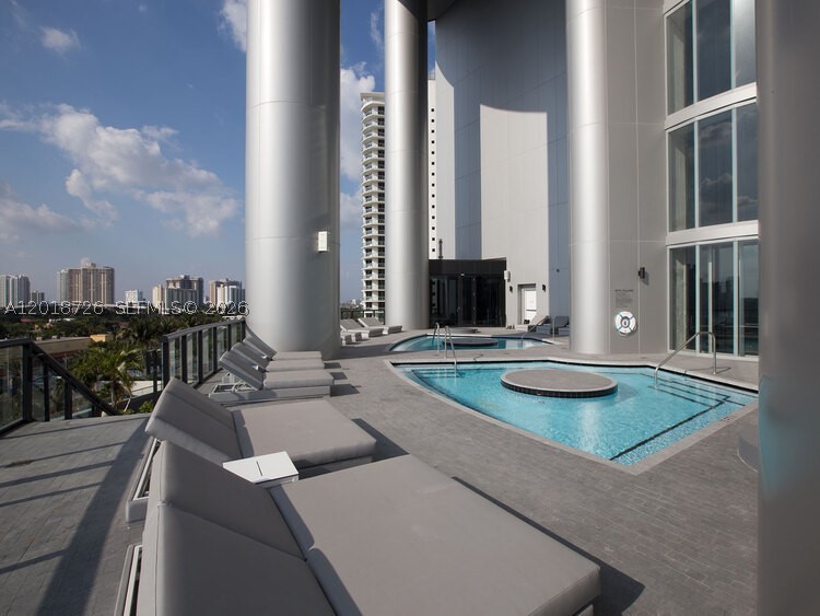 18555 COLLINS AVENUE COND - Residential