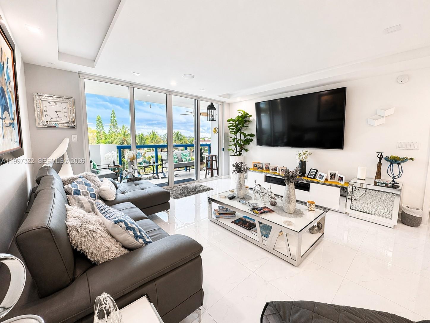 THE PALMS CONDO - Residential