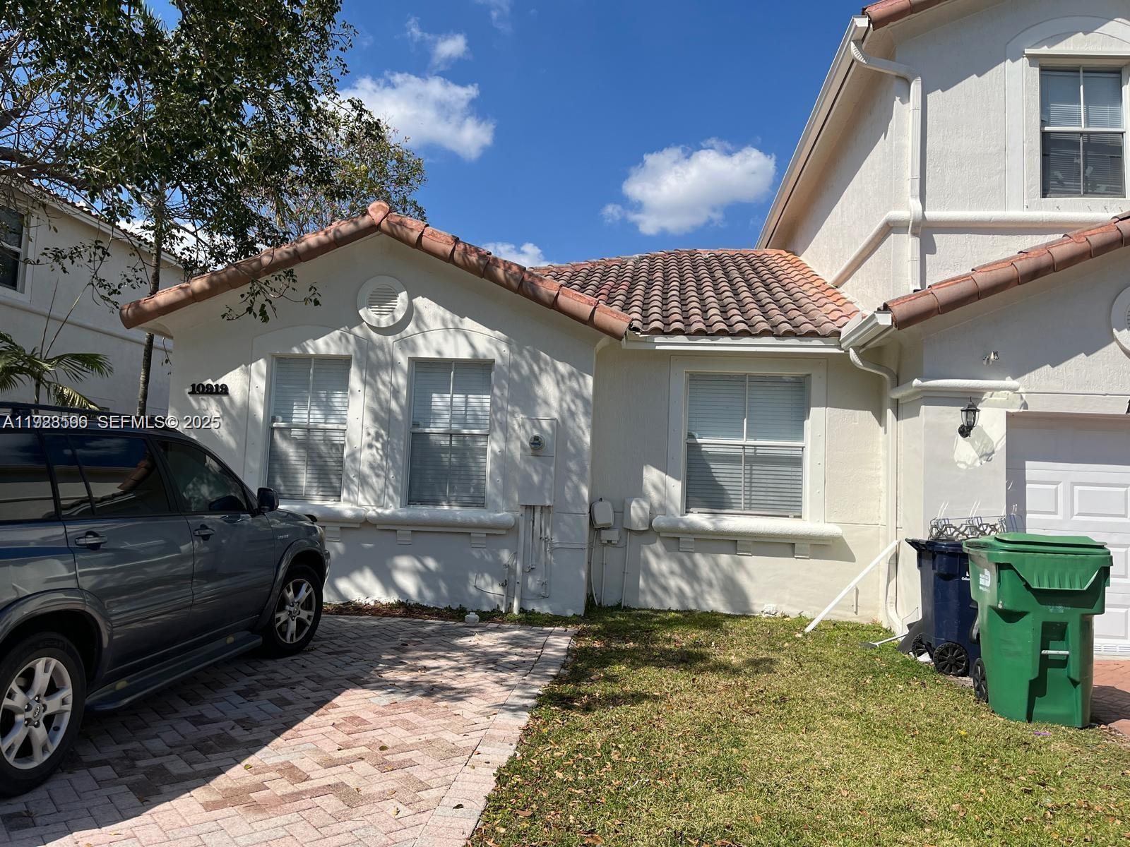 Beautiful and cozy villa-style townhouse avaible for rent. This spacious villa features 3 bedrooms and 2 bathrooms, well-distributed for a peaceful and organized stay. It features a large, enclosed backyard. Its strategic location is very close to Exit 9B of Florida's Turnpike. Near supermarkets, restaurants, pharmacies, gas stations, banks, schools, and many more amenities. Schedule your appointment today.